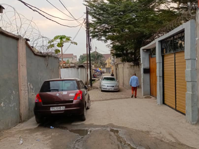 VENTE TERRAIN CLÔTURÉ SANS PORTAIL À LIMETE 1 ÈRE RUE INDUSTRIEL TRÈS BEL ENDROIT