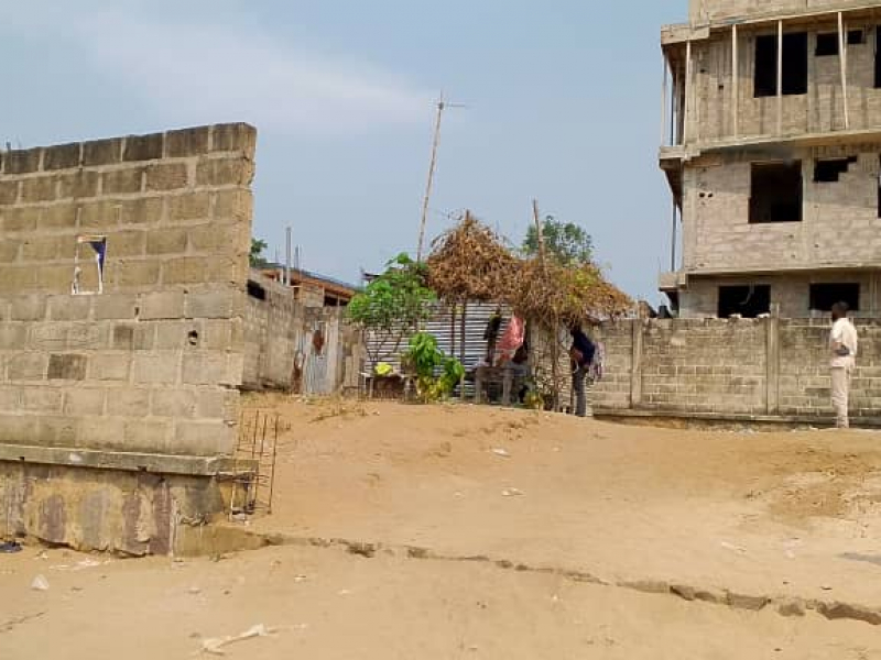 2 ème parcelle du macadam à vendre C/mont ngafula Q/bianda très bon emplacement