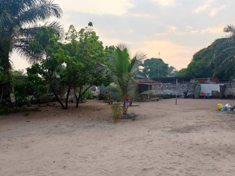 VENTE PARCELLE TERRAIN SUR MACADAM COMMUNE DE LA NSELE TRÈS BON EMPLACEMENT EN FACE DE HÔPITAL INITIATIVE PLUS MAMAN OLIVE